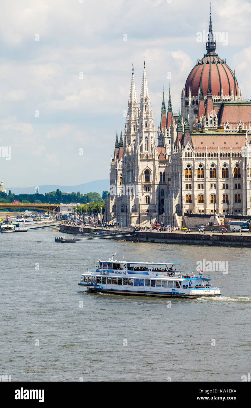 Bâtiment du Parlement hongrois, Pest, sur les rives du Danube et le pont et bateau de croisière à partir de Buda, Budapest, capitale de la Hongrie Banque D'Images