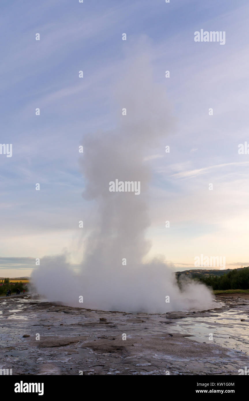 Plus grand geysir actif après l'éruption, l'impressionnant Strokkur, avec pas de touristes autour de l'attente, cercle d'or, de l'Islande Banque D'Images