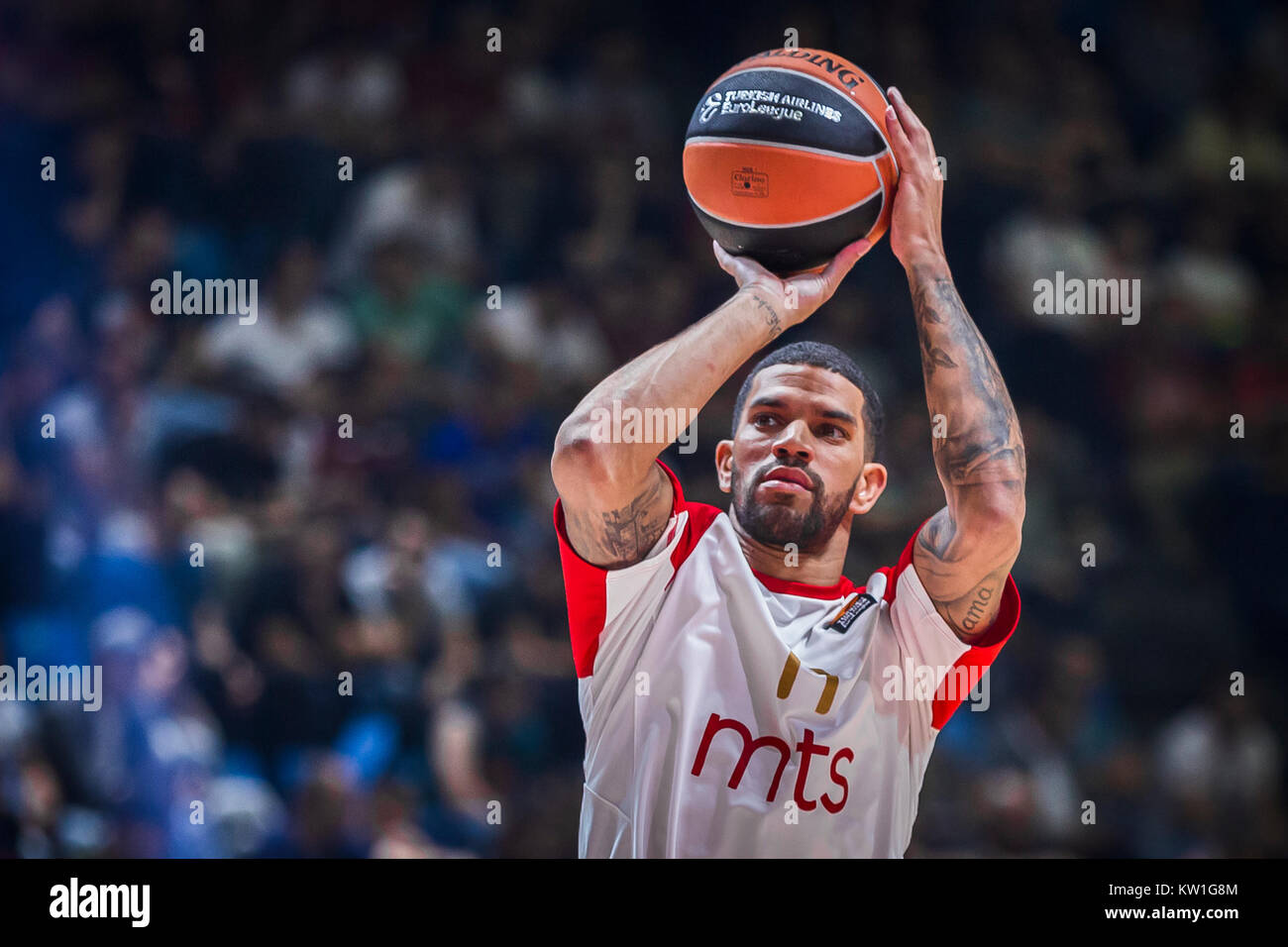 James Garde de Feldeine Stade Crvena Zvezda Belgrade mts sur le panier pousses avant le début du match Banque D'Images