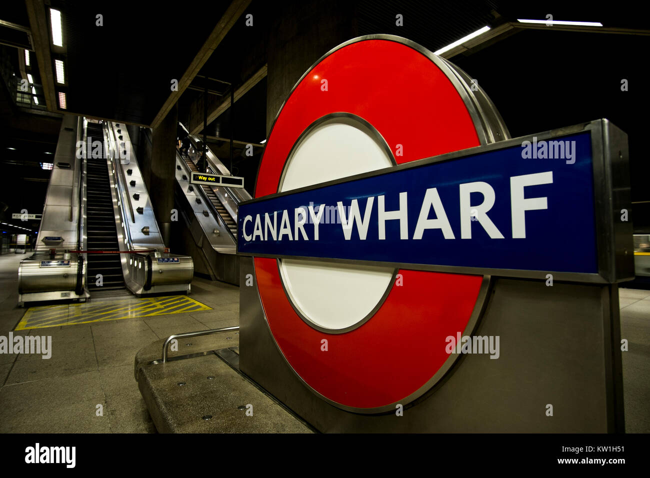 La station Canary Wharf signe sur la plate-forme à Canary Wharf Underground station sur l'Londn Banque D'Images