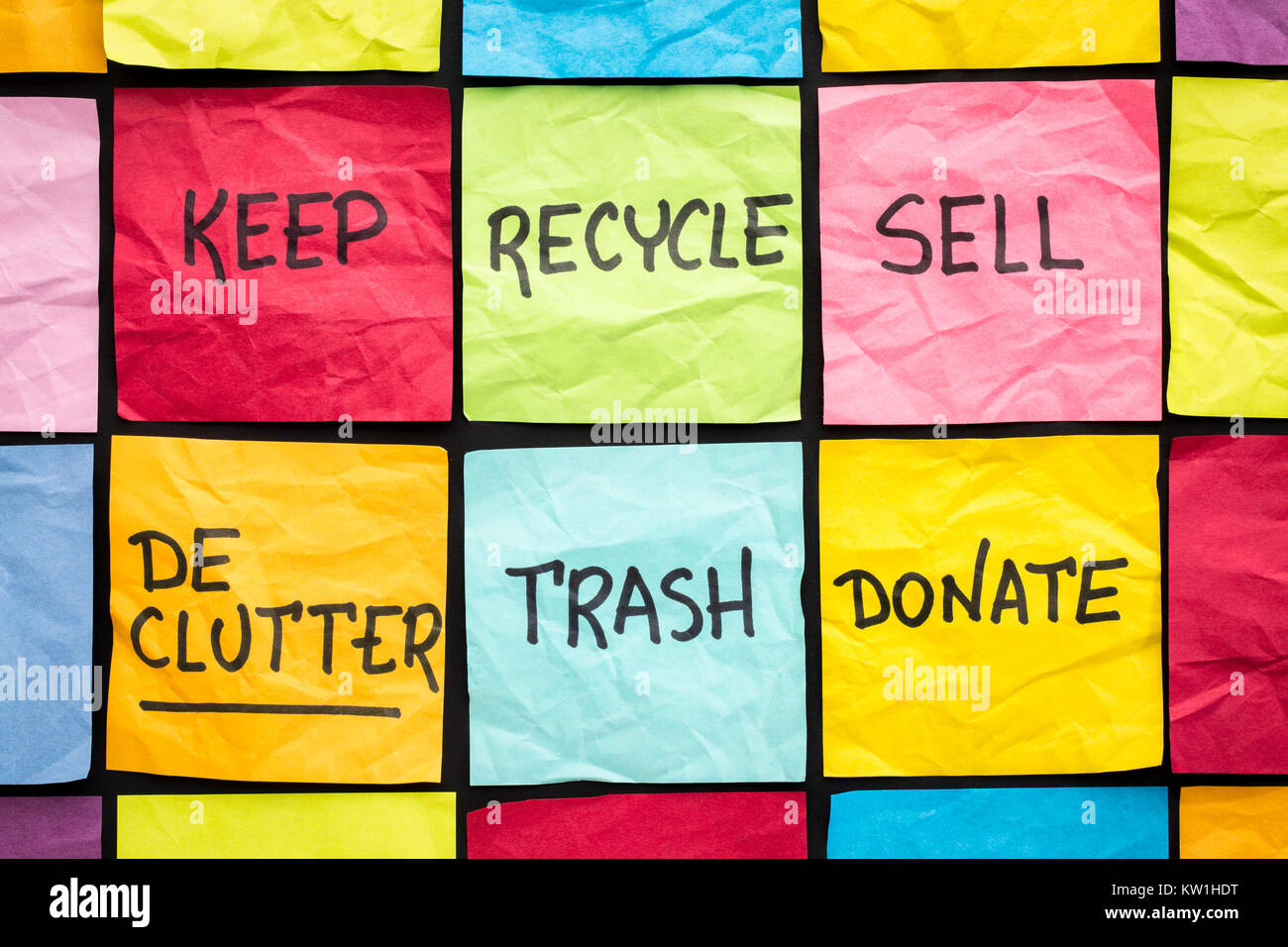 Declutter concept (conserver, recycler, corbeille, vendre, faire un don - écriture en post-it de couleur Banque D'Images