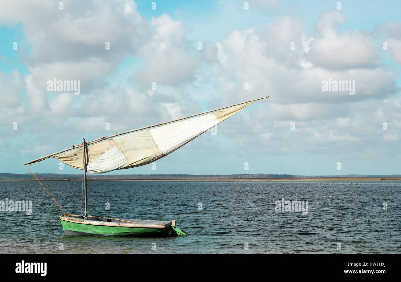 Bateau à voile traditionnel au large de Tofo Beach au Mozambique. Banque D'Images