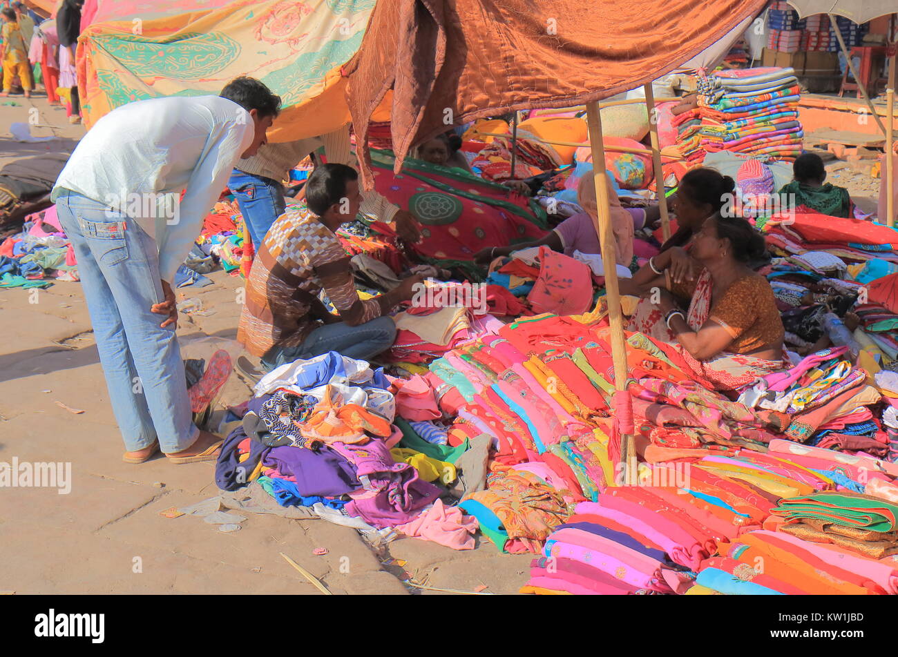 Personnes visitent Sardar street market à Jodhpur en Inde. Banque D'Images