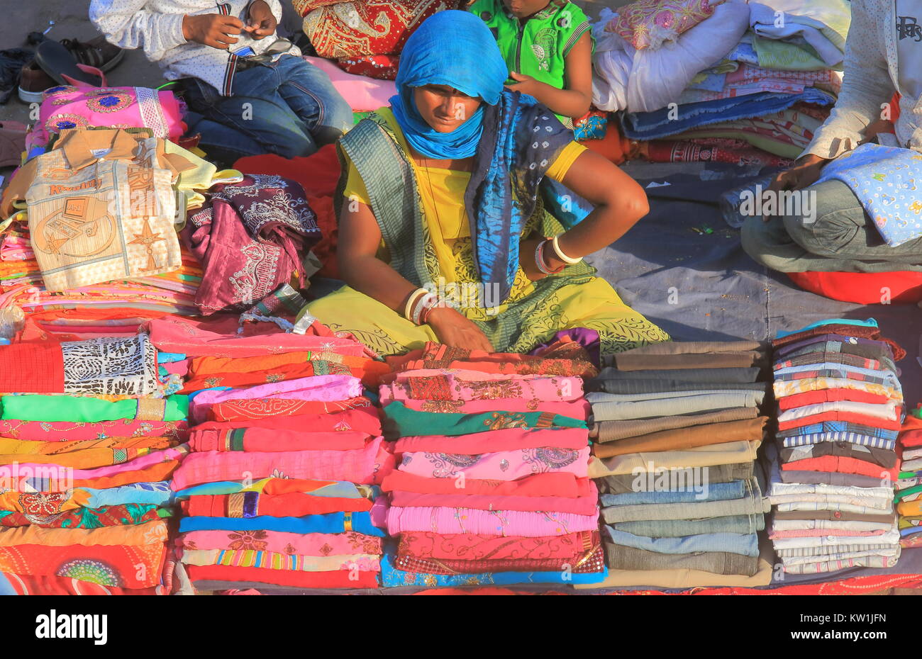 Femme indienne sari vend costume traditionnel au marché dans une rue de Sardar Jodhpur Inde. Banque D'Images