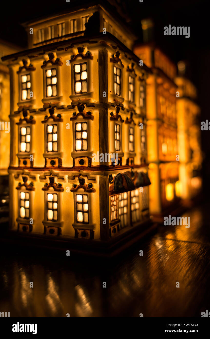 Un réchaud partylite miniature house sur une surface en bois en face du  miroir Photo Stock - Alamy