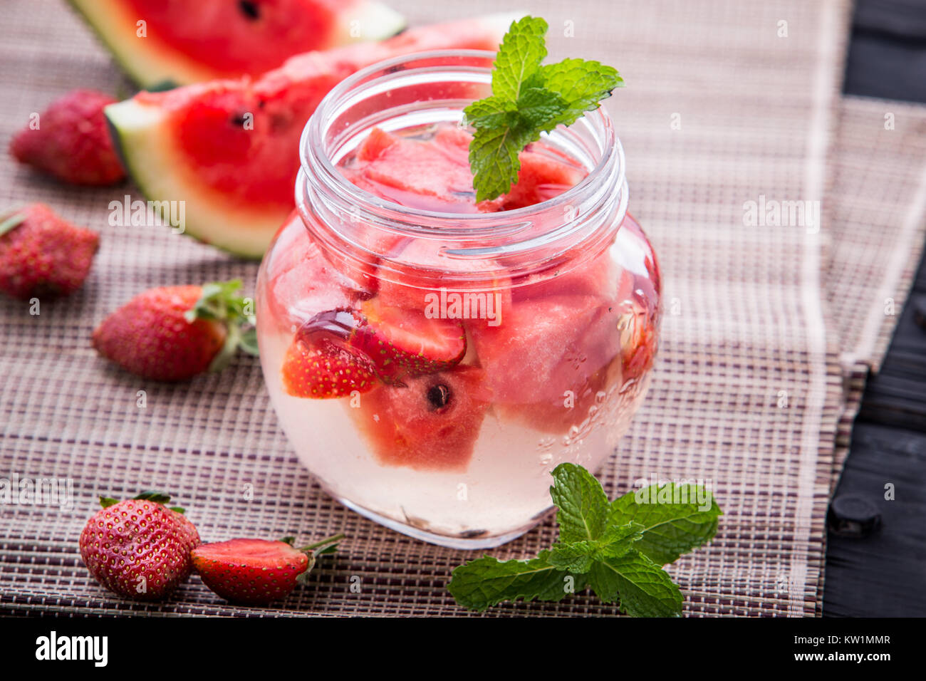 L'eau infusée mélange de fraise et melon Banque D'Images