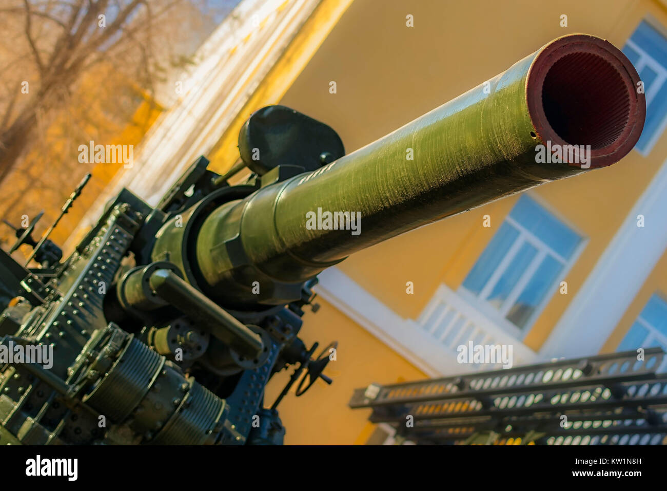 Des armes d'obusiers. Des pièces d'artillerie de la DEUXIÈME GUERRE MONDIALE, période monument militaire historique. Affichage de la technique et de l'armement. Banque D'Images