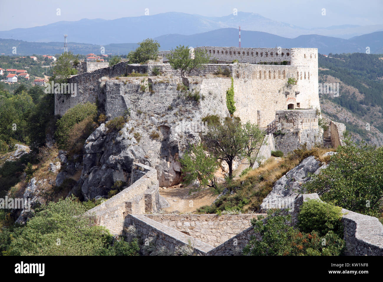 Forteresse de Pierre sur le sommet de rock à Knin, Croatie Banque D'Images