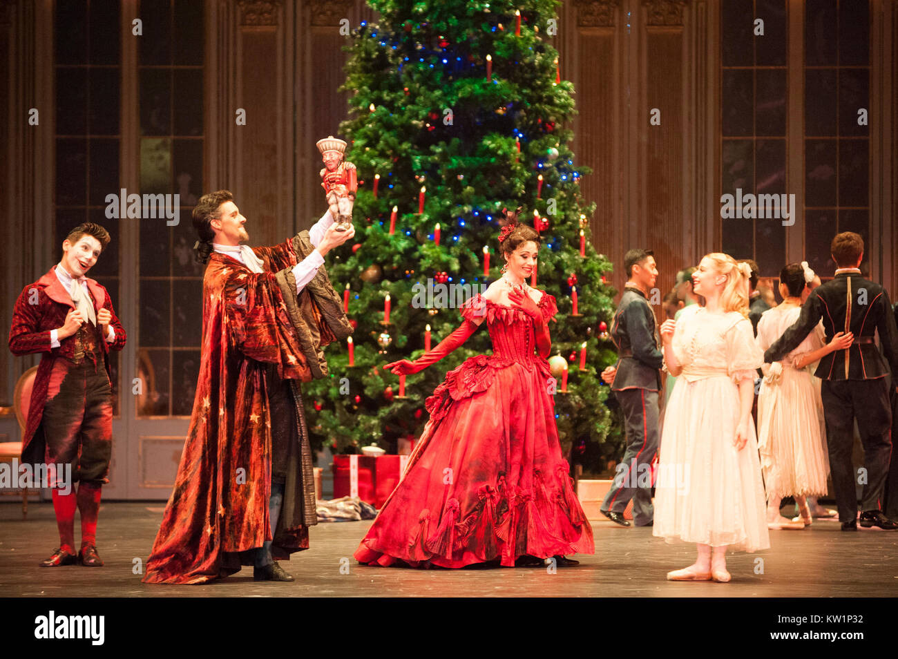 Birmingham Royal Ballet apporte son favori, Noël Casse-Noisette, au Royal Albert Hall pour la première fois, la course entre 28 et 31 décembre 2017. Mise en scène à couper le souffle surtout pour le Royal Albert Hall, Casse-noisette dispose de 70 danseurs, costumes somptueux, Simon Callow le grand-père de Clara voicing Drosselmeyer, un orchestre complet fournissant la note de Tchaïkovski, et l'état de l'art des projections vidéo par Tony Award Winning 59 Productions. Répétition générale. Le 28 décembre 2017. Crédit : Antony l'ortie/Alamy Live News Banque D'Images