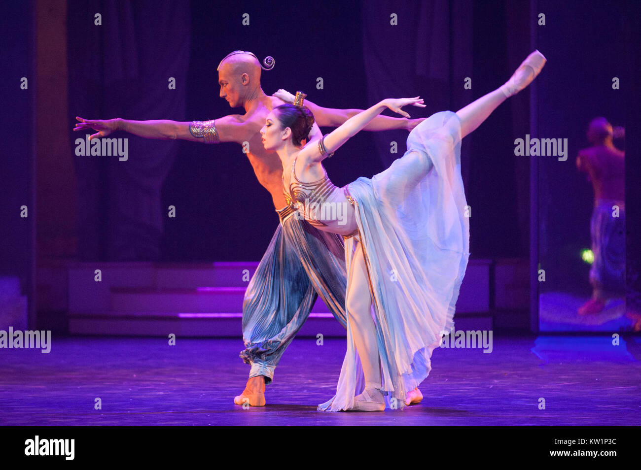 Le ballet Casse-Noisette, portée à l'Royal Albert Hall, Londres, par le Birmingham Royal Ballet entre 28 et 31 décembre 2017. Mise en scène à couper le souffle surtout pour le Royal Albert Hall, Casse-noisette dispose de 70 danseurs de ballet, de somptueux costumes, Simon Callow le grand-père de Clara voicing Drosselmeyer, un orchestre complet fournissant la note de Tchaïkovski, et l'état de l'art des projections vidéo par Tony Award Winning 59 Productions. Répétition générale. Le 28 décembre 2017. Crédit : Antony l'ortie/Alamy Live News Banque D'Images