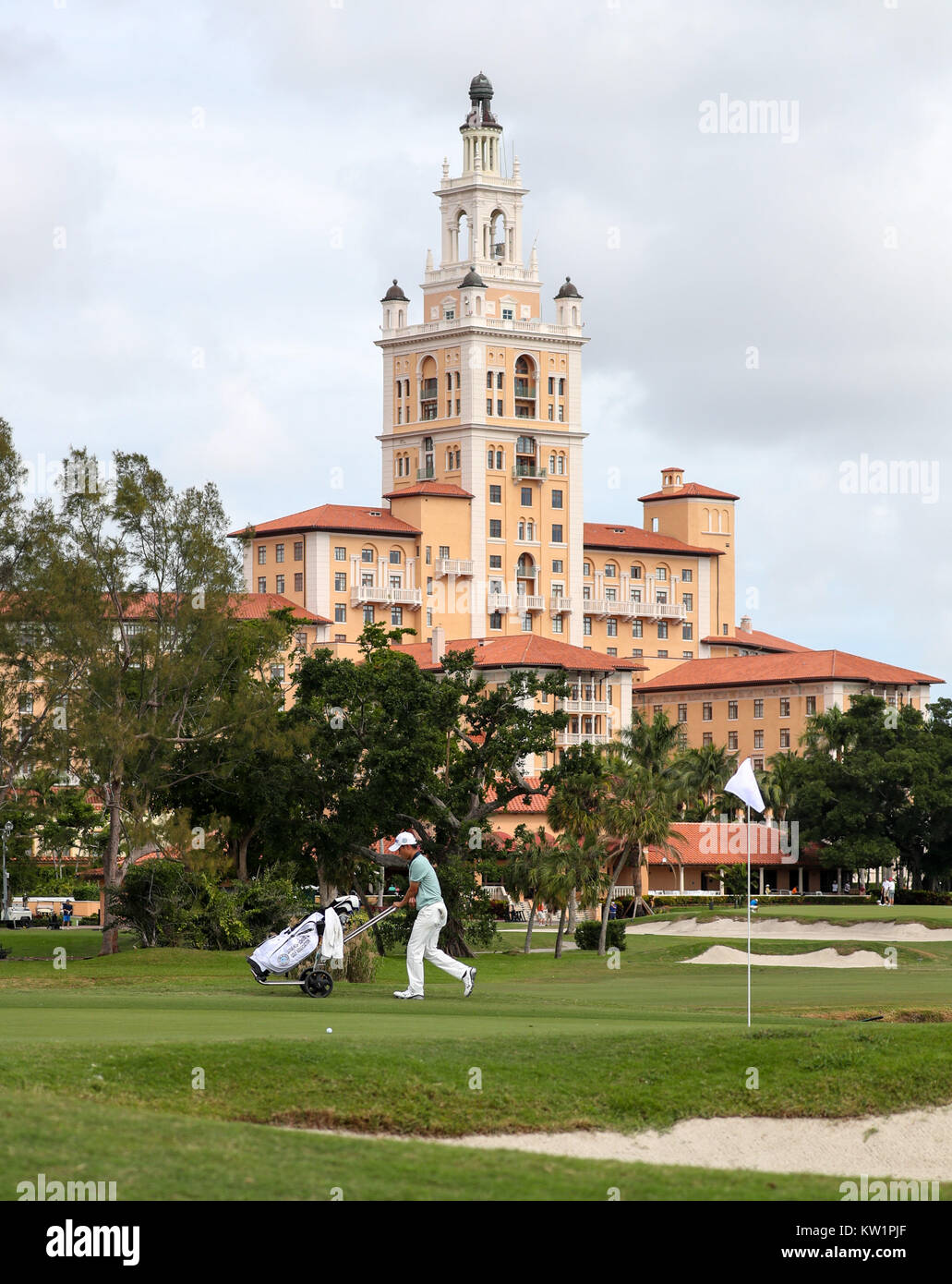 Coral Gables, en Floride, aux Etats-Unis. 28 Dec, 2017. Le Biltmore sert de référence pour cette scène que Hirata Kensei (Japon) promenades le domaine au cours de la 54ème International Junior Orange Bowl Golf Championship au Biltmore à Coral Gables, en Floride. Mario Houben/CSM/Alamy Live News Banque D'Images