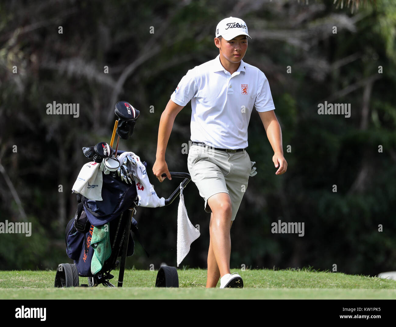 Coral Gables, en Floride, aux Etats-Unis. 28 Dec, 2017. Jerry Ji (Pays-Bas), marche le terrain à la 54ème International Junior Orange Bowl Golf Championship au Biltmore à Coral Gables, en Floride. Mario Houben/CSM/Alamy Live News Banque D'Images