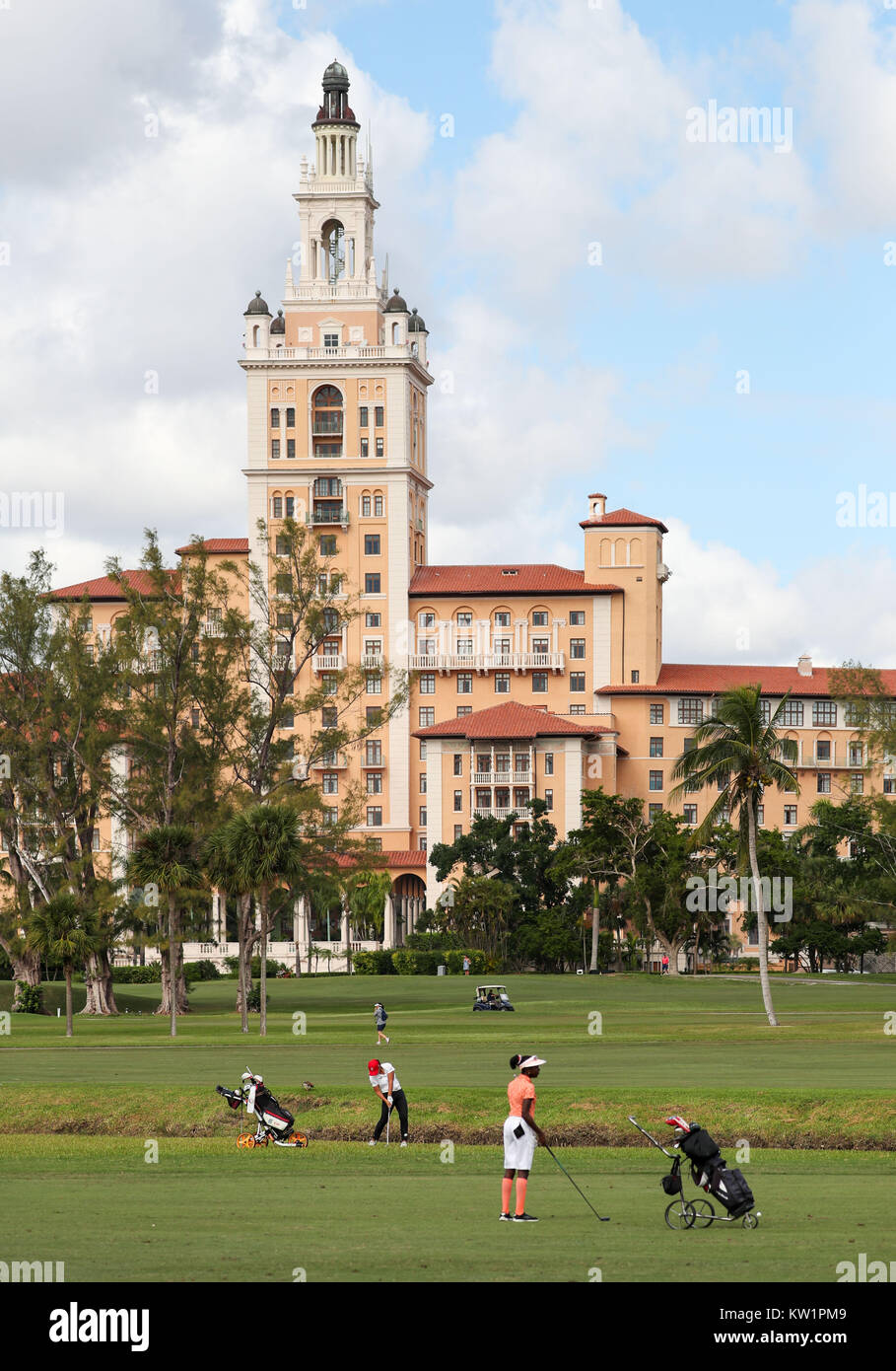 L'avant-plan, attend son tour. 28 Dec, 2017. Le Biltmore propose un arrière-plan dans cette scène de la 54ème International Junior Orange Bowl Golf Championship au Biltmore à Coral Gables, en Floride que Monet Chun (Richmond Hills, SUR) joue son coup alors que la Géorgie Oboh (Nigéria), au premier plan, attend son tour. Mario Houben/CSM/Alamy Live News Banque D'Images