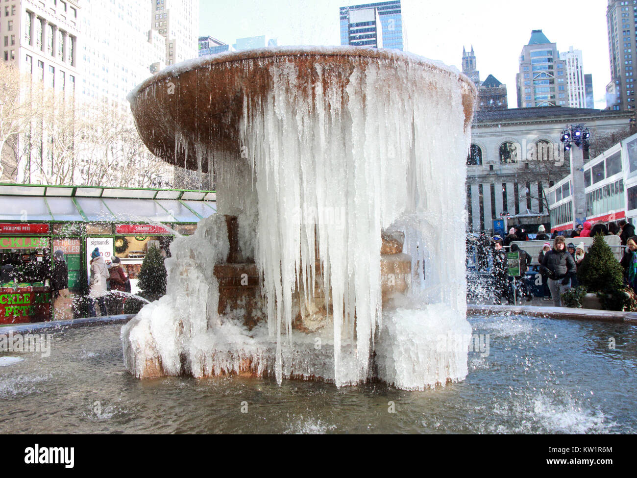 New York, NY, USA. 28 Dec, 2017. Avis de Bryant Park's Josephine Shaw Lowell Memorial Fountain comme l'eau gelée est suspendu sous forme de glace en raison de faibles températures de congélation à New York le 28 décembre 2017. Credit : Rw/media/Alamy Punch Live News Banque D'Images