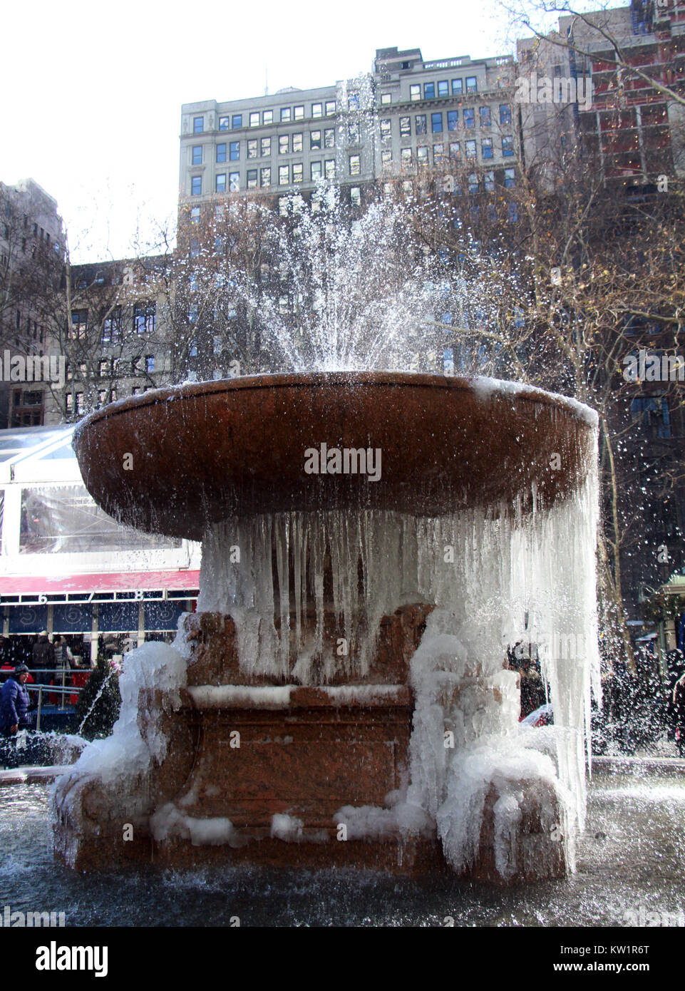 New York, NY, USA. 28 Dec, 2017. Avis de Bryant Park's Josephine Shaw Lowell Memorial Fountain comme l'eau gelée est suspendu sous forme de glace en raison de faibles températures de congélation à New York le 28 décembre 2017. Credit : Rw/media/Alamy Punch Live News Banque D'Images