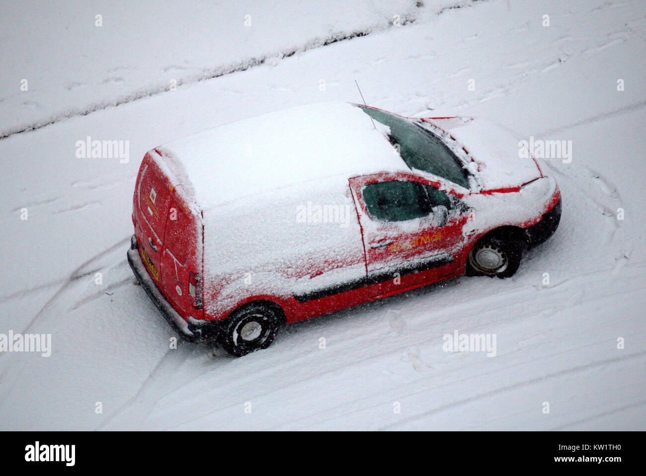Glasgow, Ecosse, Royaume-Uni. Dec 29, 2017. Météo France : le poids de la neige tomber à la plus froide nuit de l'année ont donné lieu à une épaisse couche de neige pour satisfaire les lève-tôt. Credit : Gérard ferry/Alamy Live News Banque D'Images