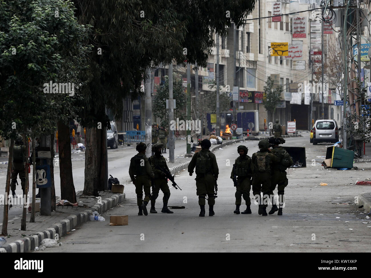 Hébron, en Cisjordanie, en territoire palestinien. Dec 29, 2017. Les forces de sécurité israéliennes prendre position au cours d'affrontements avec des manifestants palestiniens en Cisjordanie occupée, ville d'Hébron, le 29 décembre 2017, alors que les manifestations se poursuivent au président américain Donald Trump's Déclaration de Jérusalem comme capitale d'Israël : Crédit Hashlamoun Wisam APA/Images/ZUMA/Alamy Fil Live News Banque D'Images