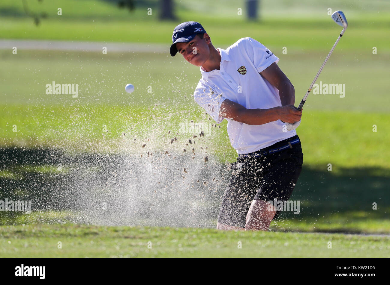 Coral Gables, en Floride, aux Etats-Unis. Dec 29, 2017. Adrien Dumont de Chassart (Belgique) frappe la balle de golf d'une fosse de sable à la 54ème International Junior Orange Bowl Golf Championship au Biltmore à Coral Gables, en Floride. Mario Houben/CSM/Alamy Live News Banque D'Images