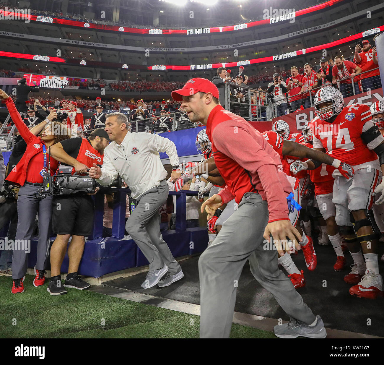 Arlington, TX, États-Unis. Dec 29, 2017. L'Ohio State Buckeyes prendre le champ au début de la Goodyear Cotton Bowl Classic entre les USC Trojans et l'Ohio State Buckeyes à AT&T Stadium à Arlington, TX. John Glaser/CSM/Alamy Live News Banque D'Images