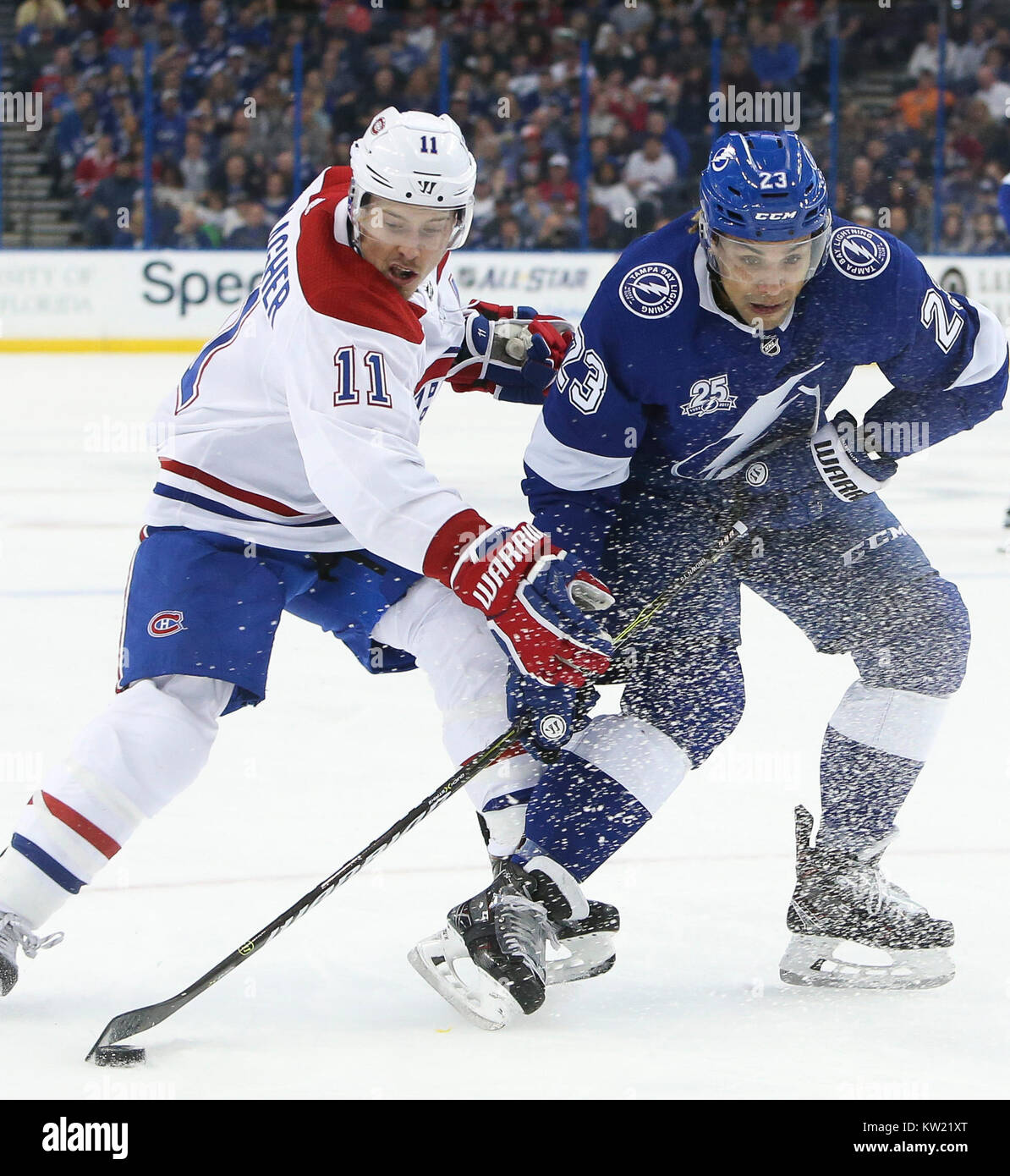 Tampa, Floride, USA. 28 Dec, 2017. DIRK SHADD | fois .le Lightning de Tampa Bay aile droite J.T. Brown (23)batailles de contourner l'aile droite des Canadiens de Montréal Brendan Gallagher (11) au cours de l'action première période à Amalie Arena à Tampa jeudi soir (12/28/17) Credit : Dirk Shadd/Tampa Bay Times/ZUMA/Alamy Fil Live News Banque D'Images