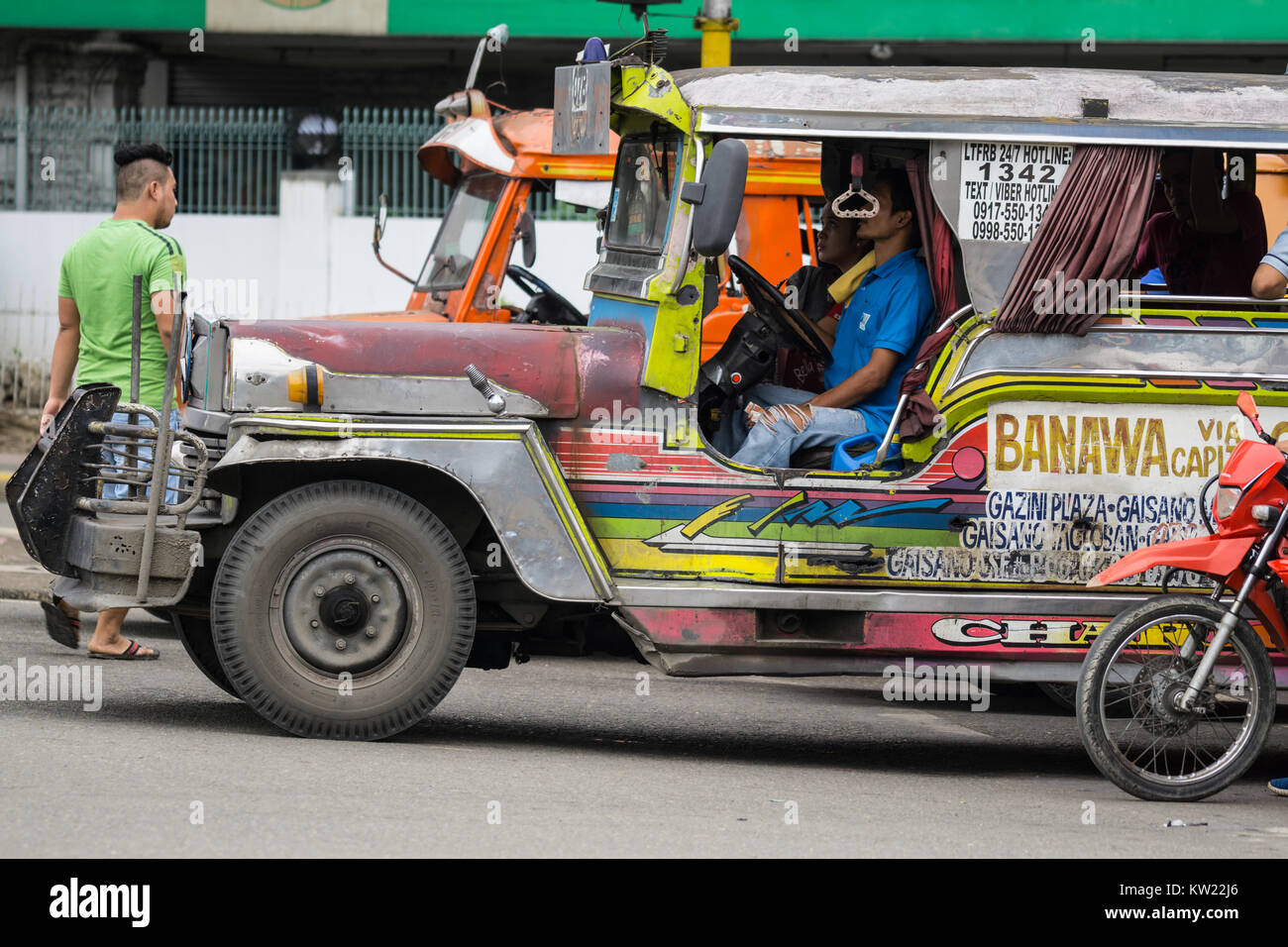 La ville de Cebu, aux Philippines. 30 Décembre, 2017. À compter de janvier 2018, le ministère des Transports (DOTr) dans les Philippines vont commencer à enlever les jeepneys qui sont au moins de 15 ans à partir de la rue dans le cadre du programme de modernisation des transports.Le programme de modernisation de la PUV cherche à éliminer les vieux et délabrés jeepneys et les remplacer par des systèmes de transport de haute qualité qui sont écologiques et ont une plus grande capacité. Credit : gallerie2/Alamy Live News Banque D'Images