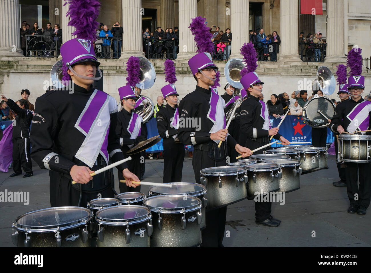 Londres, Angleterre, Royaume-Uni. 30Th Dec 2017. Les participants et les spectateurs de l'aperçu de la London défilé du Nouvel An avec une performance spéciale à Trafalgar Square. Credit : Voir Li/Alamy Live News Banque D'Images