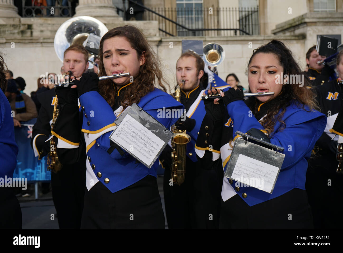 Londres, Angleterre, Royaume-Uni. 30Th Dec 2017. Les participants et les spectateurs de l'aperçu de la London défilé du Nouvel An avec une performance spéciale à Trafalgar Square. Credit : Voir Li/Alamy Live News Banque D'Images