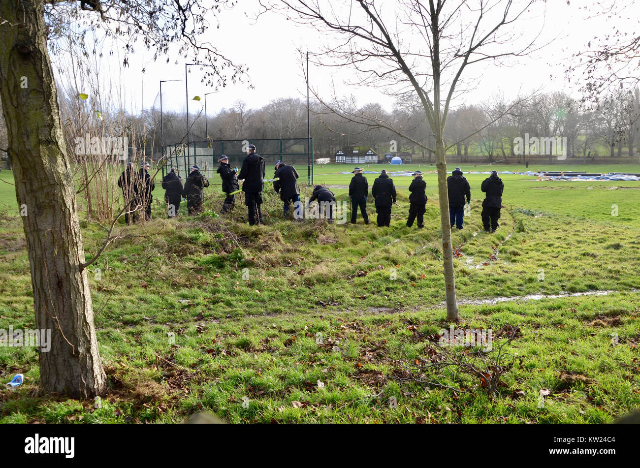 La scène du crime de meurtre dans le nord de Londres haringey Finsbury Park où le corps du Russe né barmaid Iuliana Tudos a été trouvé avec les officiers de police judiciaire et à la recherche d'indices. Elle a disparu la veille de Noël et a vécu sur place. 30 déc 2017 Banque D'Images