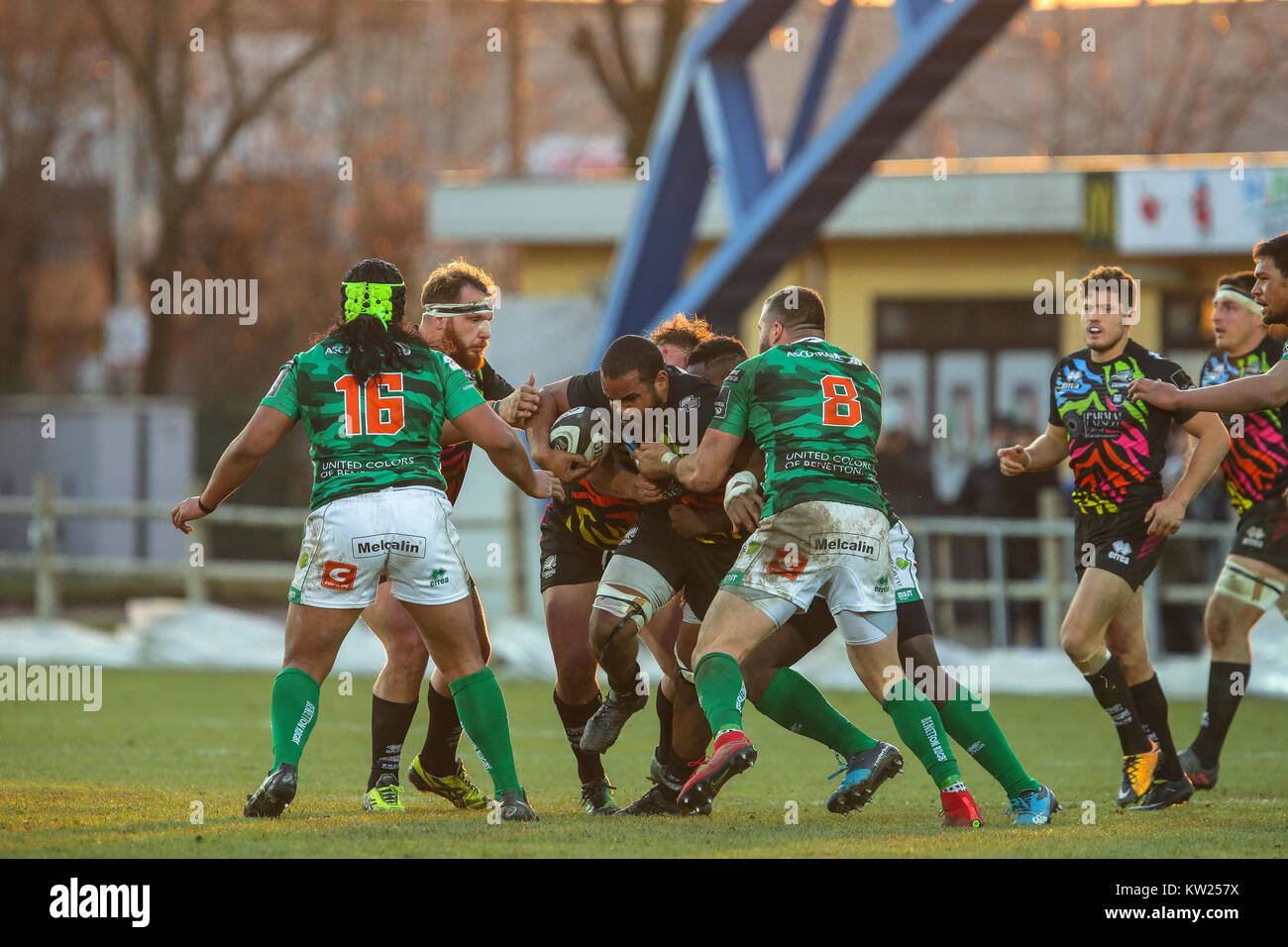 Parme, Italie. Le 30 décembre 2017. Zebre's flanker Maxime Mbandà tente de  trouver un trou dans la défense de Benetton Trévise Guinness PRO14  2017-2018. Massimiliano Carnabuci/Alamy Live News Photo Stock - Alamy