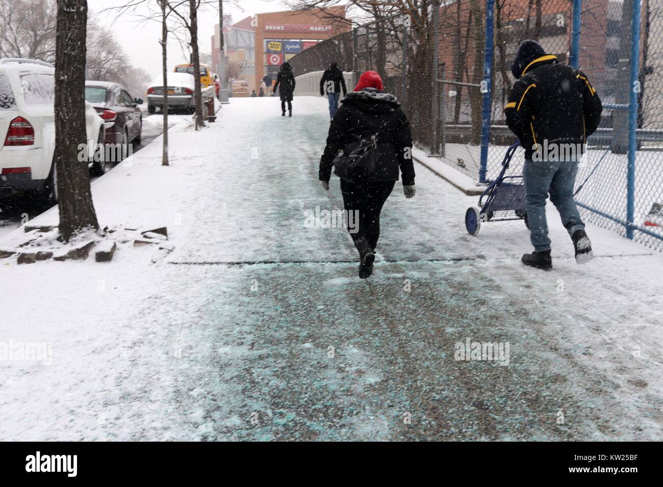 New York, NY, US. 30ème. Dec, 2017. Nous Météo : côte à pied l'enlèvement de la neige et à la fin de l'année les rechercheurs de naviguer sur le trottoir glissant dans le Bronx, New York. © 2017 Ronald G. Lopez/Alamy Live News Banque D'Images