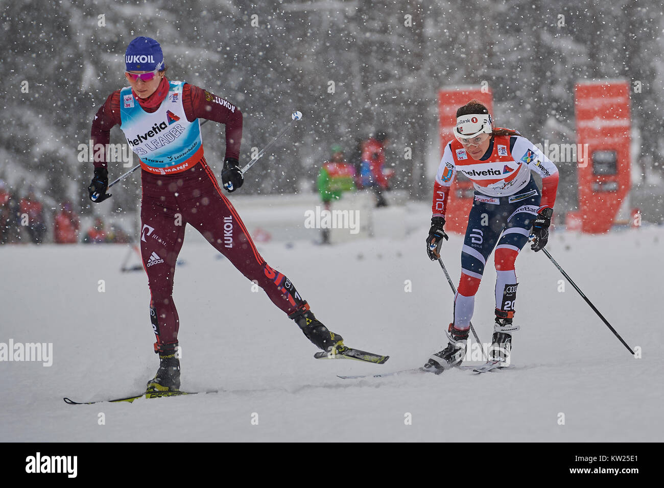 Le Lenzerheide, Suisse, le 30 décembre 2017. NEPRYAEVA Natalia (RUS) et Heidi WENG (NI) au cours de la Ladies' 1,5 km sprint à la FIS Coupe du monde de Cross Country Tour de ski 2017 à Lenzerheide. Photo : Cronos/Rolf Simeon/Alamy Live News Banque D'Images