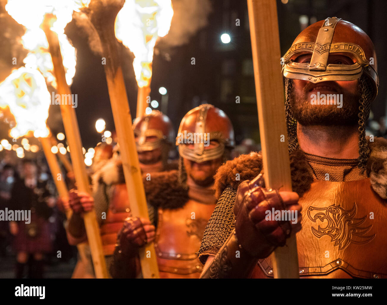 Edimbourg, Ecosse, Royaume-Uni. 30 Décembre, 2017. Les membres des AA Helly jusqu'légendaire Vikings du Shetland, en costume complet et avec des torches allumées avant de Procession aux flambeaux qui forme une partie d'Edinburgh Hogmanay célébrations. Credit : Iain Masterton/Alamy Live News Banque D'Images