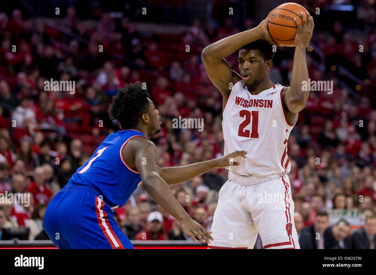 Madison, WI, USA. Dec 29, 2017. Wisconsin Badgers guard Khalil Iverson # 21 en action au cours de la jeu de basket-ball de NCAA entre l'Université de Massachusetts Lowell River Hawks et le Wisconsin Badgers au Kohl Center à Madison, WI. Le Wisconsin a défait Umass Lowell 82-53. John Fisher/CSM/Alamy Live News Banque D'Images