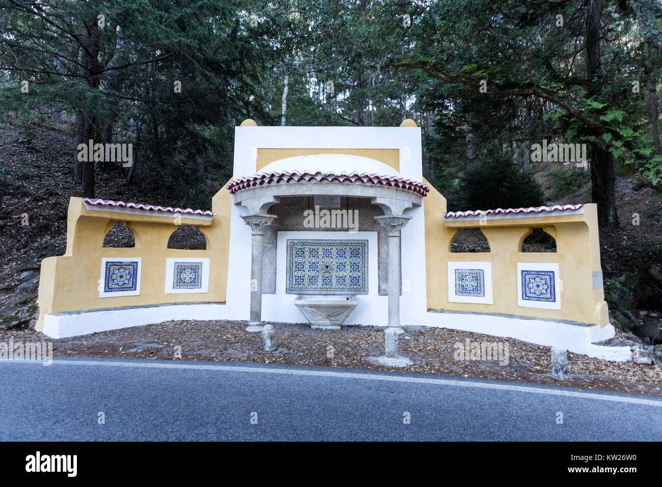 Fontaine à eau du 19ème siècle situé sur la route entre le village de Sintra et palais Monseratte, dans la montagne de Sintra, Portugal Banque D'Images