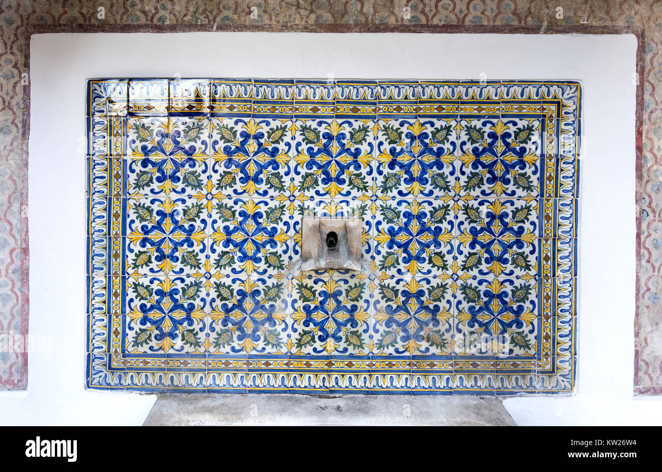 Détail de la décoration du panneau de carreaux portugais le bec de domaine de la fontaine située près de Monserrate, montagnes de Sintra, Portugal Banque D'Images