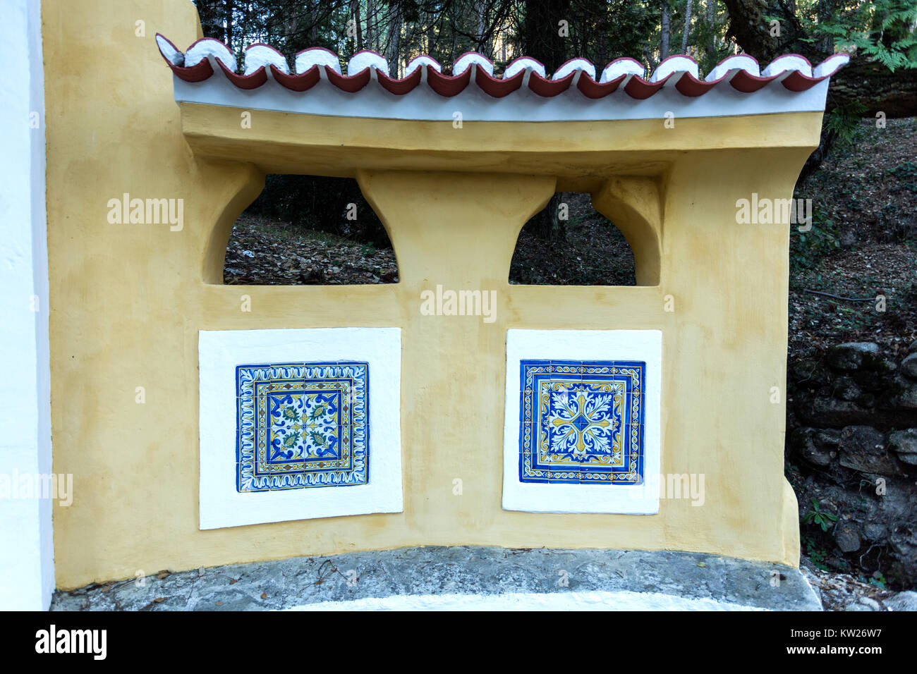 Panneaux de tuile de décorer les côtés de la fontaine située près de Monserrate, montagnes de Sintra, Portugal Banque D'Images