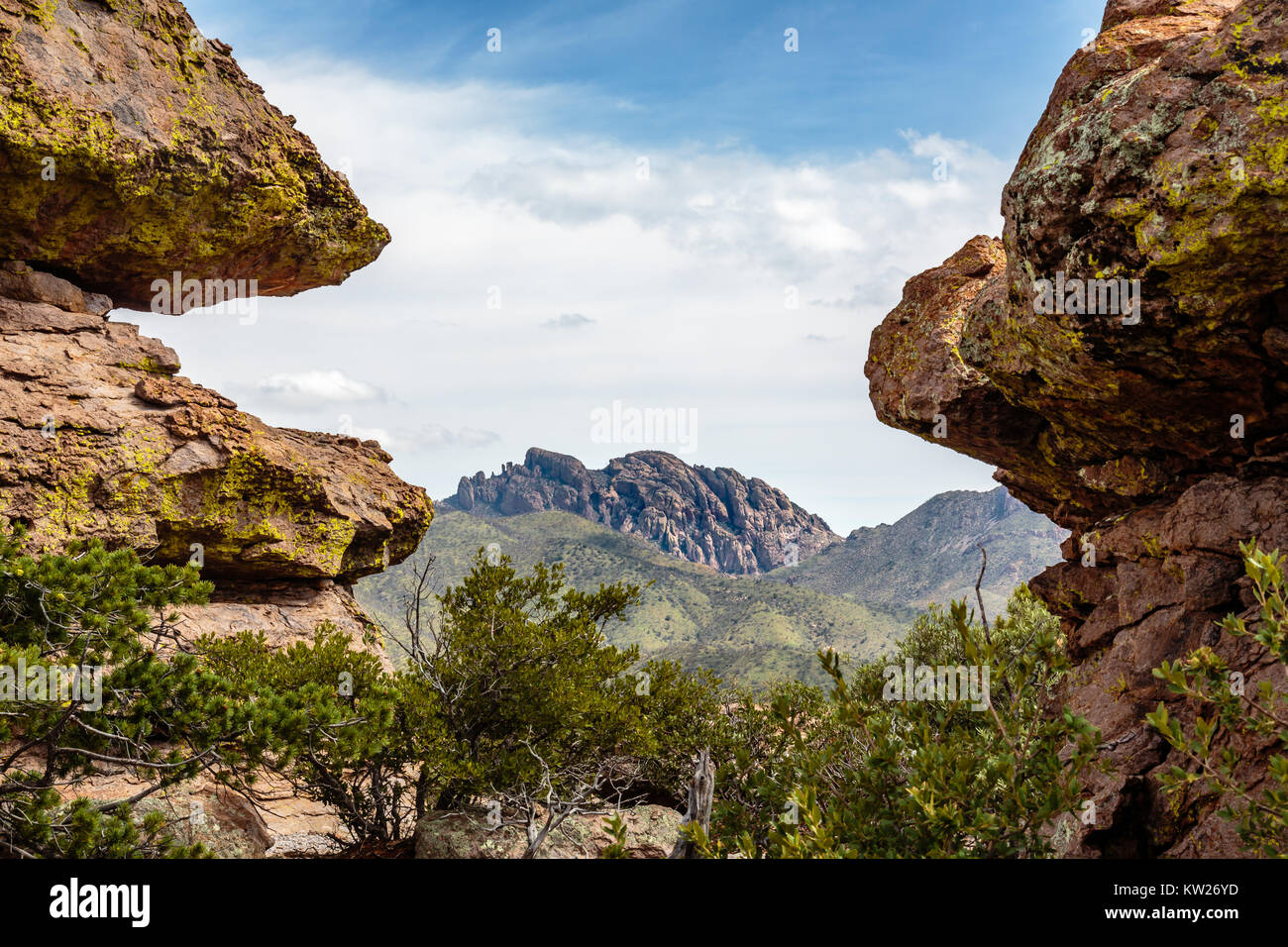 Cette montagne ressemble au profil de Geronimo comme il contemple le ciel. Chirihahua National Monument dans le sud de l'Arizona. Banque D'Images