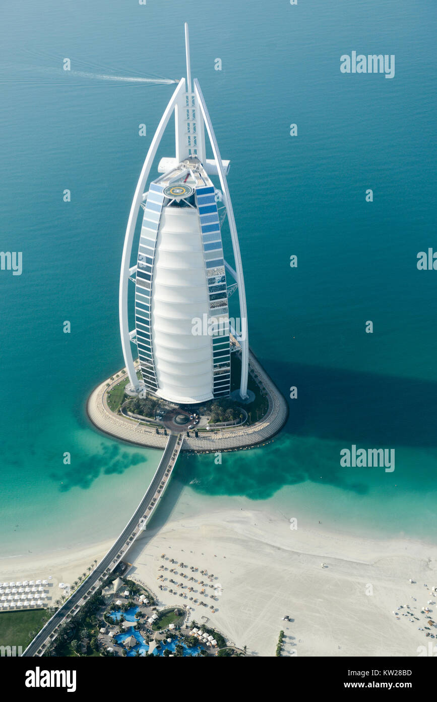 Dubaï, Émirats arabes unis - 25 novembre 2012 : Vue de la plage de luxe de Dubaï et de Burj al-Arab à Dubaï, Émirats arabes unis,. La Bur est l'hôtel le plus exclusif du monde, un Banque D'Images