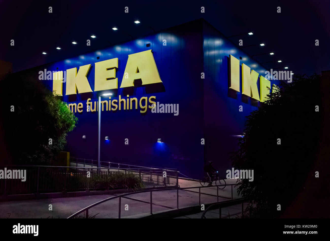 Vélo homme à l'extérieur de l'entrepôt Ikea à Tempe, Sydney, Australie Banque D'Images