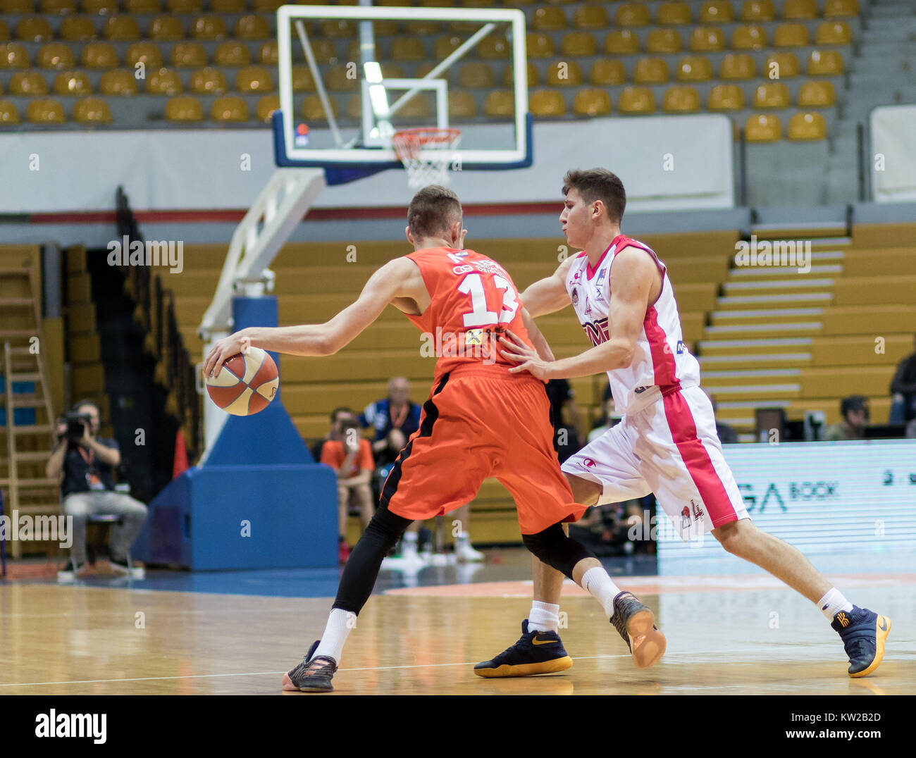 ZAGREB, CROATIE - 29 septembre 2017 : Ligue ABA Cedevita Zagreb KK vs KK FMP Belgrade. Dzanan Musa (13) avec la balle Banque D'Images