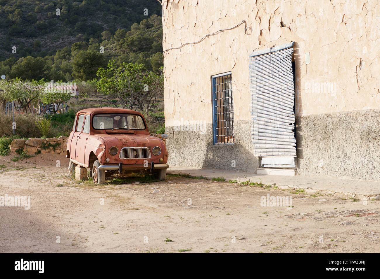 Ancienne voiture Renault 4L sur des blocs dans la campagne Banque D'Images