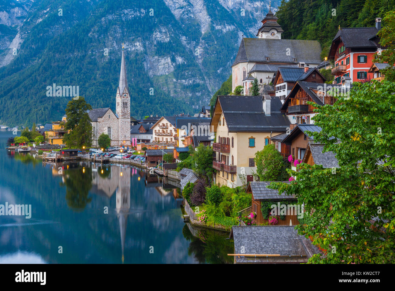 Scenic photo-carte postale de Hallstatt historique célèbre village de montagne Hallstattersee dans les Alpes autrichiennes en mystic bleu crépuscule pendant hou Banque D'Images