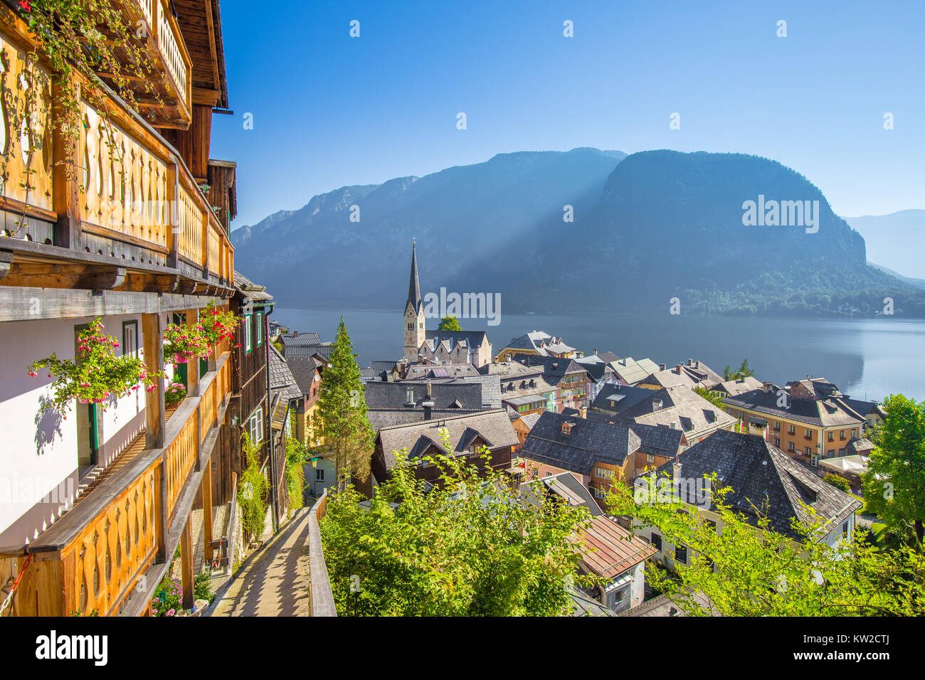 Classic Vue aérienne de la célèbre ville au bord du lac de Hallstatt dans les Alpes avec sentier idyllique sur une belle journée ensoleillée avec ciel bleu en été, Salzkammergut Banque D'Images