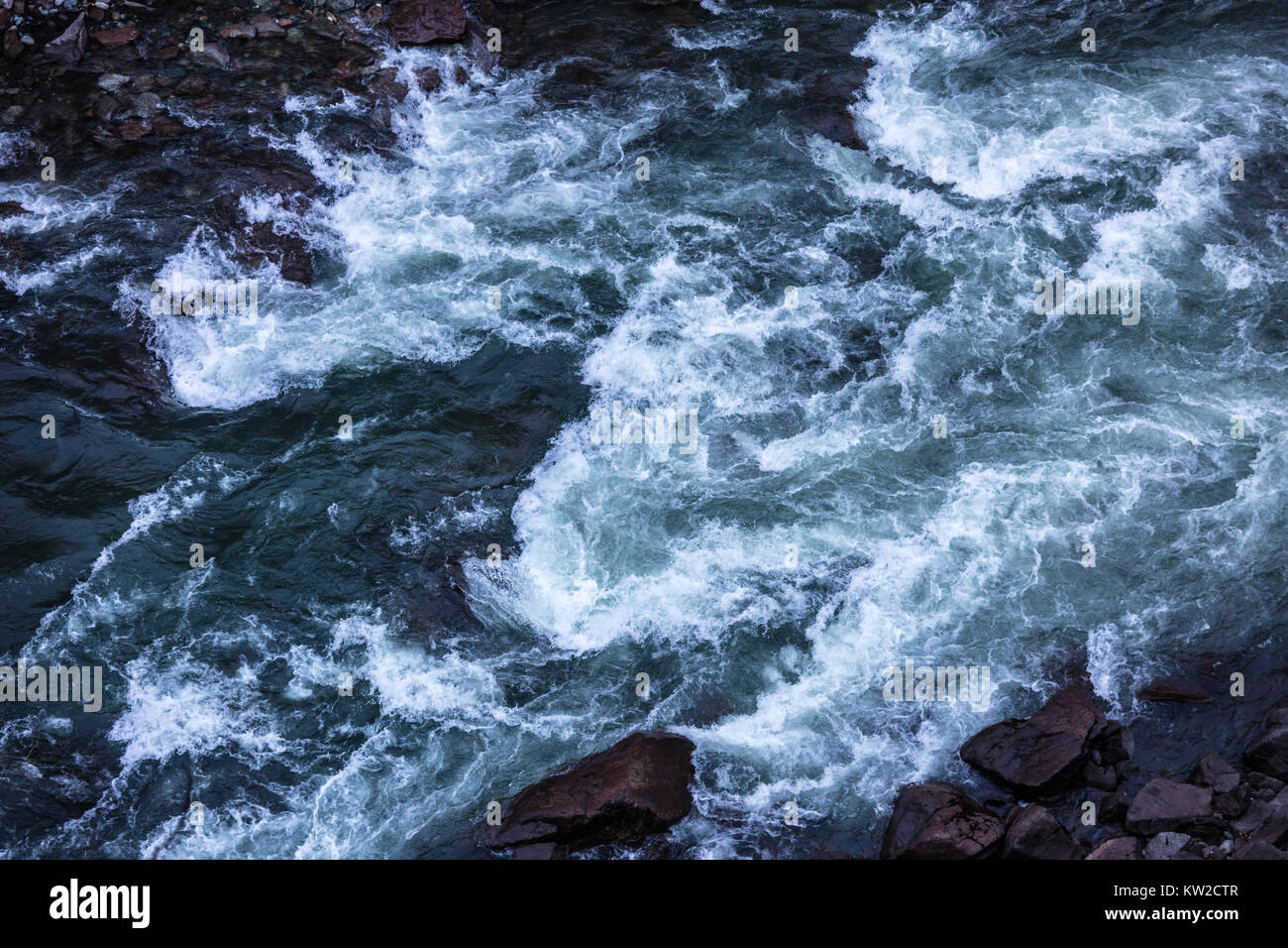 Rivière de montagne, courant d'eau claire, Texture d'eau de montagne, torrent dans la gorge de la rivière Banque D'Images