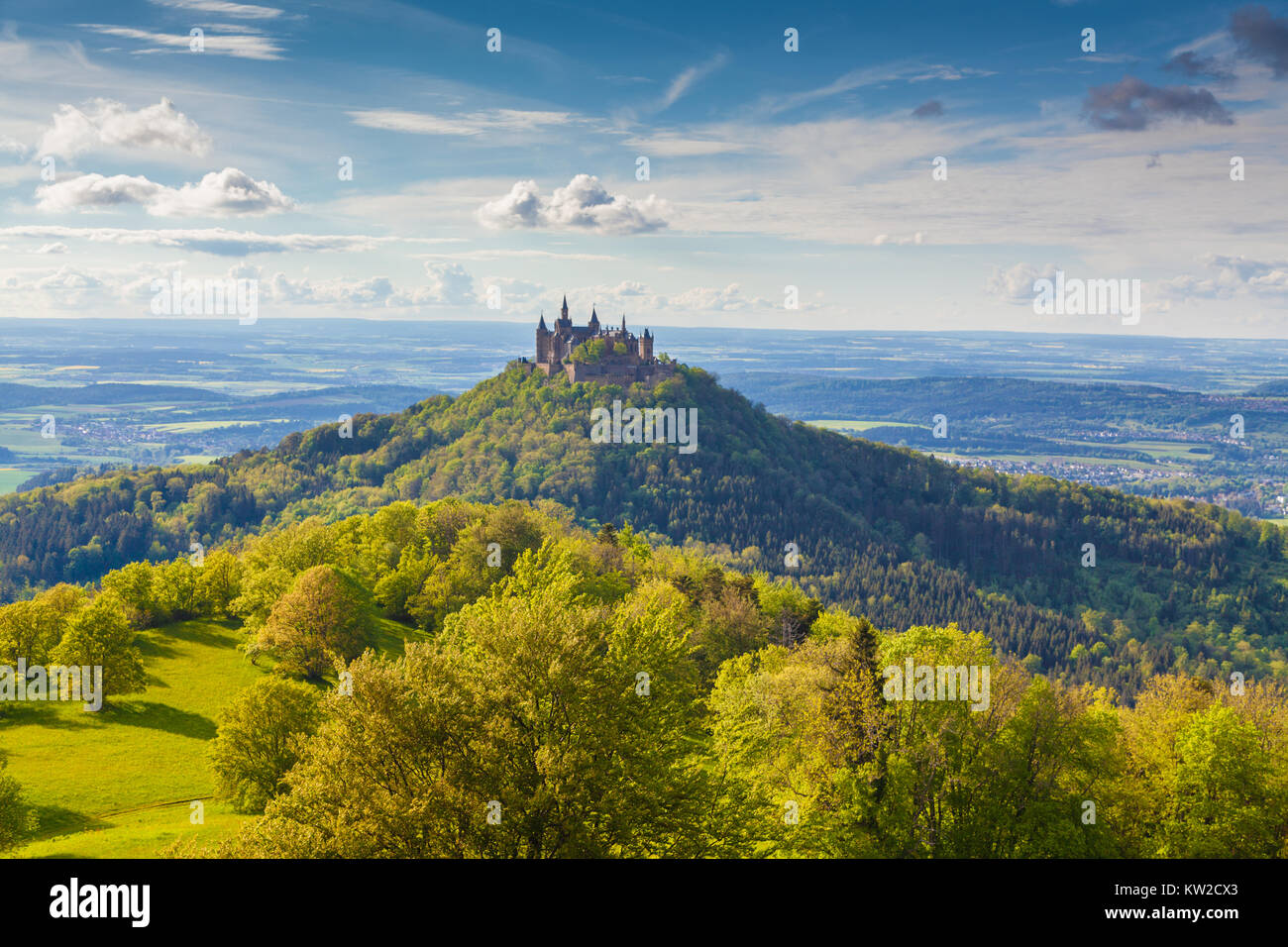 Vue aérienne du Château de Hohenzollern, célèbre siège ancestral de la maison impériale des Hohenzollern et l'un des châteaux les plus visités d'Europe, dans de beaux Banque D'Images