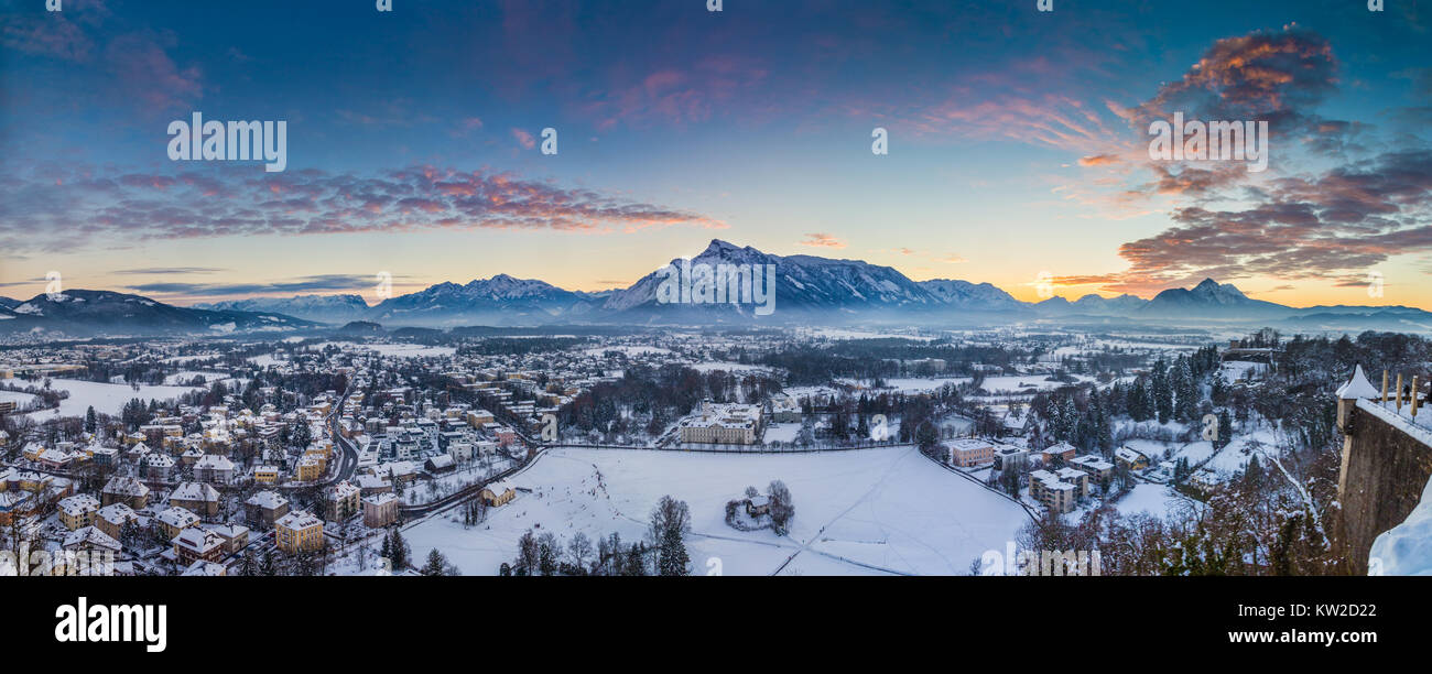 Vue panoramique sur la ville historique de Salzbourg à partir de la célèbre forteresse de Hohensalzburg en hiver au coucher du soleil, l'Autriche, Salzburger Land Banque D'Images