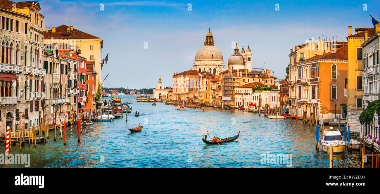 Vue panoramique du célèbre Canal Grande et Basilica di Santa Maria della Salute au coucher du soleil à Venise, Italie Banque D'Images