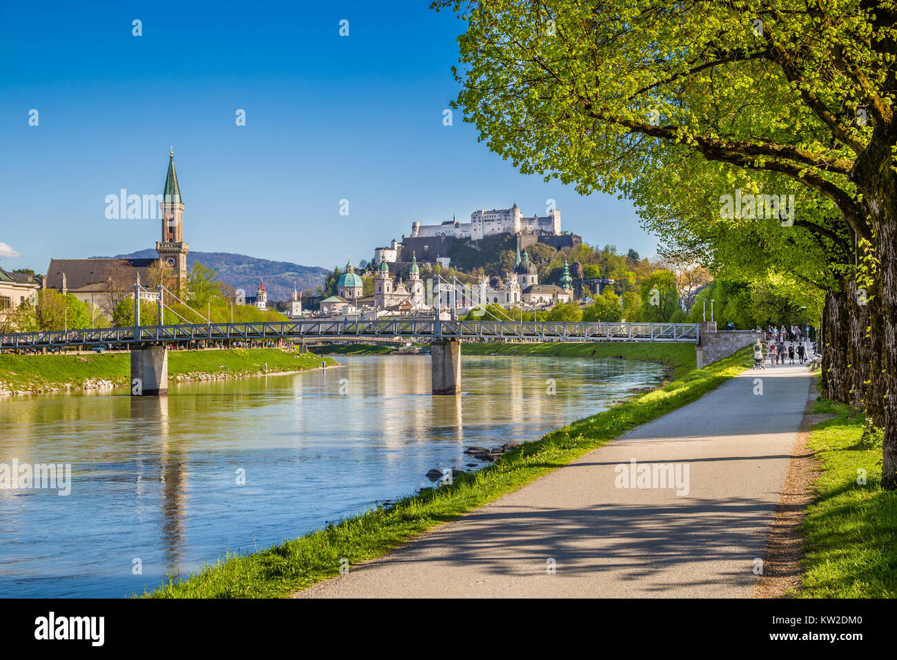 Belle vue sur les toits de Salzbourg avec Festung Hohensalzburg et la rivière Salzach en été, Salzburg, Autriche, Salzburger Land Banque D'Images