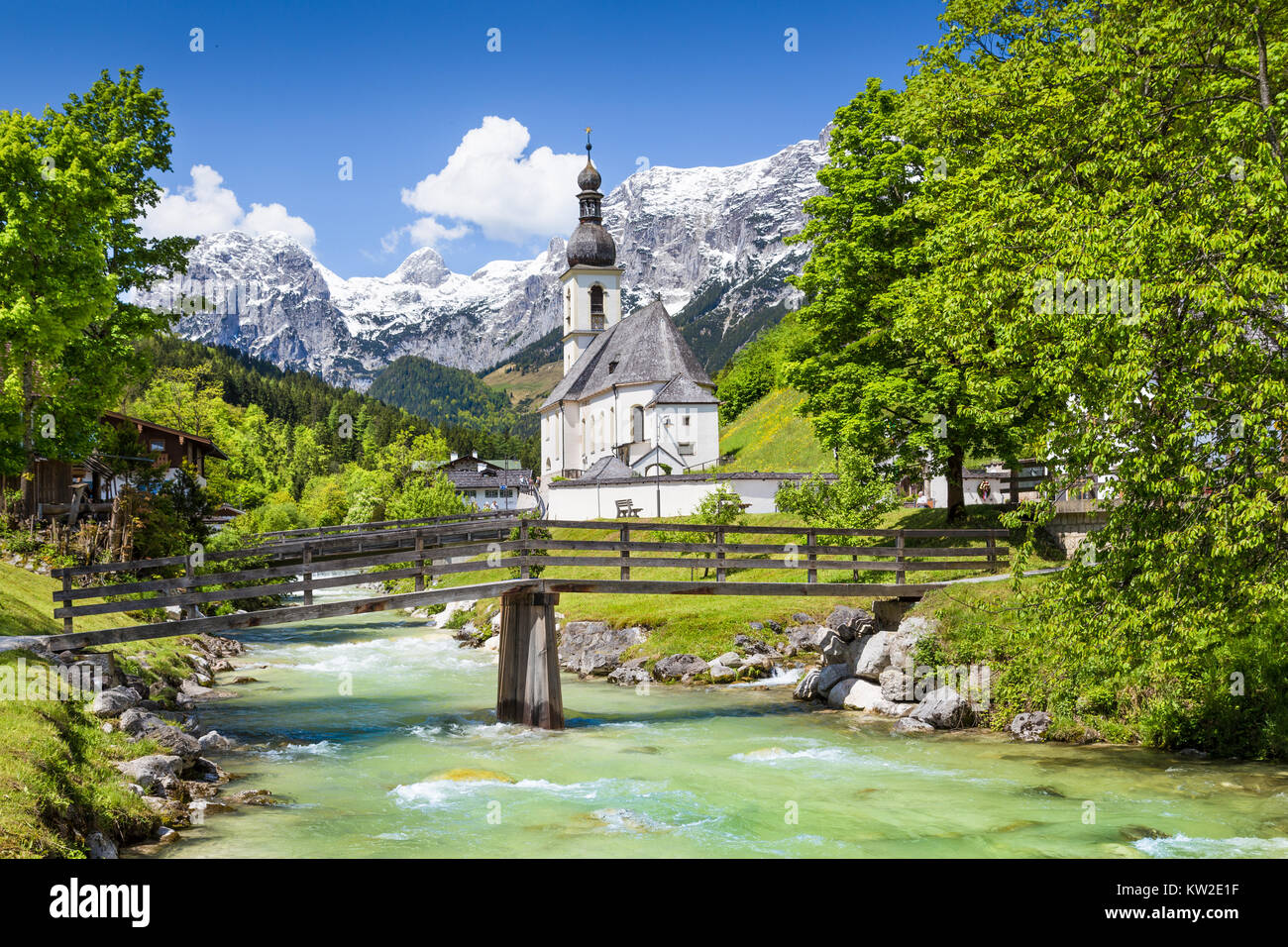 Paysage de montagne pittoresque dans les Alpes bavaroises avec célèbre église paroissiale de Saint Sébastien dans le village de Ramsau, Nationalpark Berchtesgadener Land Banque D'Images