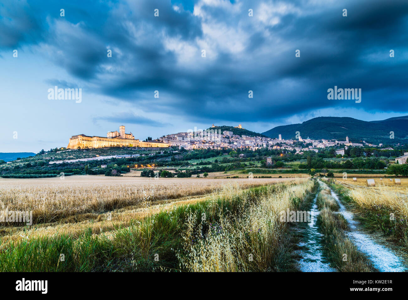 Belle vue sur la vieille ville d'assise avec des nuages au cours de l'heure bleue, Ombrie, Italie Banque D'Images